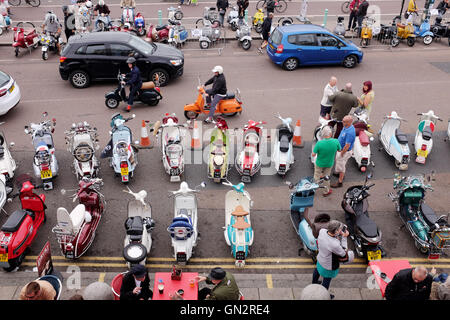 Brighton, UK. 28 août, 2016. Des milliers de mods et leurs trottinettes à Brighton aujourd'hui pour le week-end férié comme ils assistent aux Mod Weekender événement sur le front Crédit : Simon Dack/Alamy Live News Banque D'Images