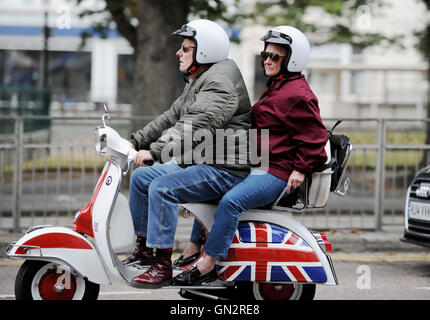 Brighton, UK. 28 août, 2016. Des milliers de mods et leurs trottinettes à Brighton aujourd'hui pour le week-end férié comme ils assistent aux Mod Weekender événement sur le front Crédit : Simon Dack/Alamy Live News Banque D'Images