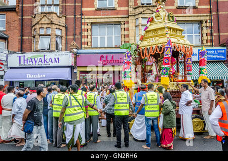 Londres, Royaume-Uni. 28 août 2016 Le char annuel festival organisé par l'Brahmothsavam Temple Sri Mahalakshmi de Londres a eu lieu dans l'Est de Londres. Le char est tiré à travers les rues de l'Est de Londres dans un itinéraire. Le long de la route de bénédictions sont données, coco sont divisés et trompettes/batterie est grillé/baril. Credit : Ilyas Ayub/ Alamy Live News Banque D'Images