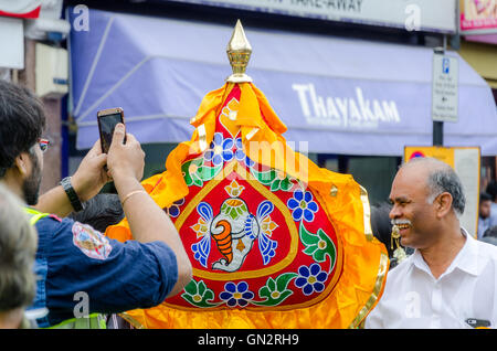 Londres, Royaume-Uni. 28 août 2016 Le char annuel festival organisé par l'Brahmothsavam Temple Sri Mahalakshmi de Londres a eu lieu dans l'Est de Londres. Le char est tiré à travers les rues de l'Est de Londres dans un itinéraire. Le long de la route de bénédictions sont données, coco sont divisés et trompettes/batterie est grillé/baril. Credit : Ilyas Ayub/ Alamy Live News Banque D'Images