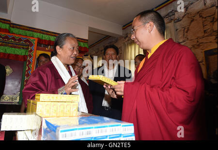 Lhasa, Chine, région autonome du Tibet. Août 26, 2016. Le 11e Panchen-Lama Bainqen Erdini Qoigyijabu (R, avant) visite une usine de médecine Tibétaine Nyingchi, sud-ouest de la Chine, région autonome du Tibet, le 26 août 2016. Le 11e Panchen-Lama, actuel vice-président de l'Association bouddhiste de Chine, a visité Nyingchi et participé à des activités religieuses ici, du 18 au 28. © Chogo,/Xinhua/Alamy Live News Banque D'Images