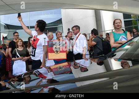 Berlin, Allemagne. Août 28, 2016. Un visiteur de la Chancellerie Fédérale Allemande prend un des selfies lui-même en face d'un gouvernement à Berlin, Allemagne, 28 août 2016. Le dernier jour de la 18e journée portes ouvertes du gouvernement allemand, la chancellerie a été ouvert au public. Photo : KLAUS DIETMAR GABBERT/DPA/Alamy Live News Banque D'Images