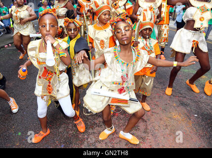 Londres, Royaume-Uni. 28 août 2016. Les participants bénéficiant d'enfants à la Journée carnaval de Notting Hill à Londres Crédit : Paul Brown/Alamy Live News Banque D'Images