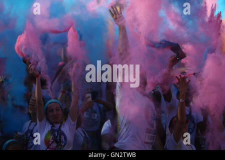 Sao Paulo, Brésil. Août 28, 2016. Les gens prennent part à la Color Run à Sao Paulo, Brésil, le 28 août, 2016. Credit : Rahel Patrasso/Xinhua/Alamy Live News Banque D'Images