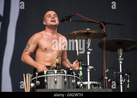 Leeds, UK. 28 août 2016. Isaac Holman et d'esclaves effectuer sur la scène principale au Festival de Leeds, 2016 28/08/2016 Credit : Gary Mather/Alamy Live News Banque D'Images