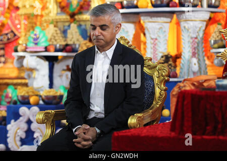 Londres, Royaume-Uni. 28 août, 2016. Shri Swaminarayan Mandir, Kingsbury, nord-ouest de Londres. Maire de Londres, Sadiq Khan rencontre le chef spirituel mondial Acharya Maharaj Swamishree à Shri Swaminarayan Mandir, Kingsbury. Le maire remercie l'Assemblée pour leurs prières et bénédictions pendant sa campagne à la mairie et pour célébrer le deuxième anniversaire de la Mandir. Credit : Dinendra Haria/Alamy Live News Banque D'Images