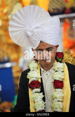 Londres, Royaume-Uni. 28 août, 2016. Shri Swaminarayan Mandir, Kingsbury, nord-ouest de Londres. Maire de Londres, Sadiq Khan rencontre le chef spirituel mondial Acharya Maharaj Swamishree à Shri Swaminarayan Mandir, Kingsbury. Le maire remercie l'Assemblée pour leurs prières et bénédictions pendant sa campagne à la mairie et pour célébrer le deuxième anniversaire de la Mandir. Credit : Dinendra Haria/Alamy Live News Banque D'Images