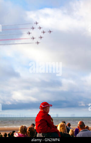 Muro, Denbighshire, Wales, UK. 28 août 2016. Muro Air Show - Le spectacle aérien annuel au front de Rhyl avec la RAF flèches rouges. Un jeune garçon dans sa RAF Flèches rouges avec les flèches rouges battant par Banque D'Images