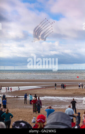 Muro, Denbighshire, Wales, UK. 28 août 2016. Muro Air Show - Le spectacle aérien annuel au front de Rhyl avec la RAF flèches rouges. Les spectateurs sur la plage regarder les flèches rouges voler en formation par Banque D'Images