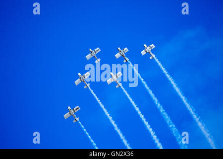 Muro, Denbighshire, Wales, UK 28 août 2016. Muro Air Show - Le spectacle aérien annuel à Rhyl front de mer avec la Formation de l'équipe de voltige Raven Display Team. Banque D'Images