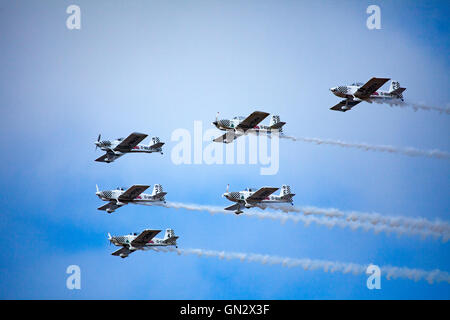 Muro, Denbighshire, Wales, UK 28 août 2016. Muro Air Show - Le spectacle aérien annuel à Rhyl front de mer avec la Formation de l'équipe de voltige Raven Display Team. Banque D'Images