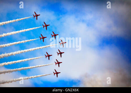 Muro, Denbighshire, Wales, UK 28 août 2016. Muro Air Show - Le spectacle aérien annuel au front de Rhyl avec la RAF flèches rouges. Banque D'Images