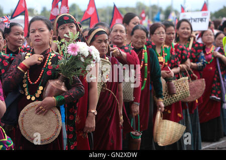 Londres, Royaume-Uni. 28 août, 2016. Kempton Park a tenu l'assemblée annuelle ; Nepali Mela. accueillir un événement culturel célébrant la diversité de la culture népalaise, musique, costumes traditionnels et de la cuisine et de l'artisanat. La communauté népalaise en Angleterre porter les couleurs de leur région et parade devant une foule en dansant portant les costumes traditionnels de leur région, ainsi que la tenue de la frm drapeaux région du Népal qu'ils viennent avec l'Union Jack, montrant l'amour qu'ils ont pour leur nouveau pays. Crédit : Paul/Quezada-Neiman Alamy Live News Banque D'Images