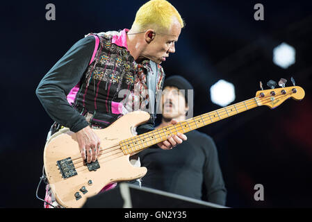 Leeds, UK. 28 août 2016. Anthony Kiedis, Flea, Chad Smith et Josh Klinghoffer des Red Hot Chili Peppers headline la scène principale au Festival de Leeds, 2016 28/08/2016 Credit : Gary Mather/Alamy Live News Banque D'Images