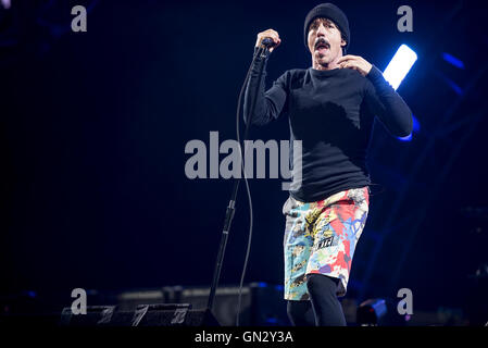 Leeds, UK. 28 août 2016. Anthony Kiedis, Flea, Chad Smith et Josh Klinghoffer des Red Hot Chili Peppers headline la scène principale au Festival de Leeds, 2016 28/08/2016 Credit : Gary Mather/Alamy Live News Banque D'Images