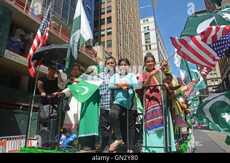 New York City, USA. 28 août,2016. Flotter sur l'itinéraire du défilé comme des enfants et des adultes l'onde Americanan et le Pakistan drapeaux. © Rachel Cauvin/Almamy Live News Banque D'Images