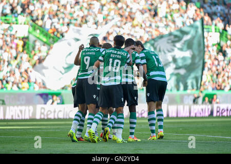 Lisbonne, Portugal. Août 28, 2016. Les joueurs sportifs en action lors d'un match de football de la Ligue portugaise entre activités sportives et Porto, tenue à Estádio Alvalade XXI, à Lisbonne, Portugal, le 28 août 2016. Crédit : Bruno de Carvalho/Alamy Live News Banque D'Images