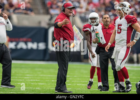 Houston, Texas, USA. Août 28, 2016. Arizona Cardinals entraîneur en chef Bruce Ariens parle à un fonctionnaire au cours de la 2ème trimestre d'une présaison NFL match entre le et le Houston Texans Arizona Cardinals à NRG Stadium à Houston, TX, le 28 août 2016. Credit : Trask Smith/ZUMA/Alamy Fil Live News Banque D'Images