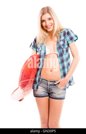 Belle jeune femme avec une planche de surf, sur un fond gris Banque D'Images