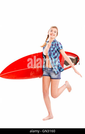 Belle jeune femme avec une planche de surf, sur un fond gris Banque D'Images