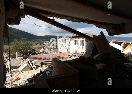 Aquila, Italie 17 avril 2009 : l'intérieur d'une maison détruite par le tremblement de terre qui a frappé le centre de l'Italie au cours de la L'Aquila earthqua Banque D'Images