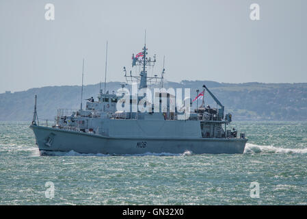 La Royal Navy, le HMS Navire de guerre des mines dans la région de Grimsby action de démonstration à Bournemouth Air Festival, au Royaume-Uni le 21 août 2016. Banque D'Images