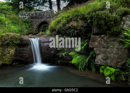 Cascade à trois Shires Head et piscine sacoches Peak District Banque D'Images