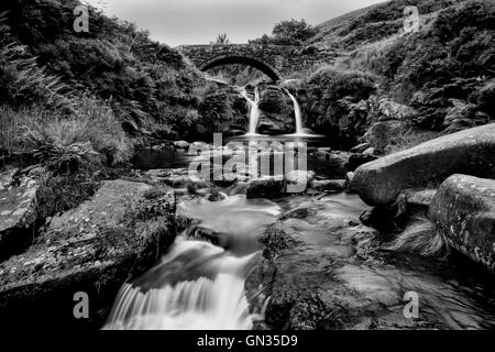 Cascade à trois Shires Head et piscine sacoches Peak District Banque D'Images