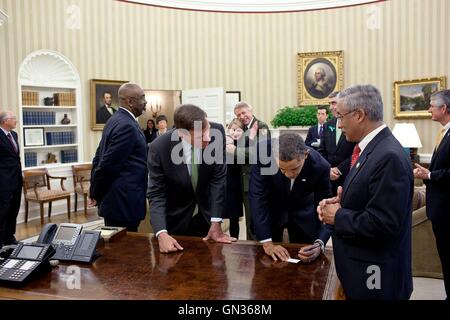 Président américain Barack Obama avec le sénateur Mark Warner, à gauche, et rempl. Tim Scott après avoir signé une proclamation pour désigner Fort Monroe à Hampton, Virginie, un Monument National en vertu de la Loi sur les antiquités dans le bureau ovale de la Maison Blanche le 1 novembre 2011 à Washington, DC. Banque D'Images