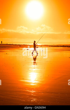 Pêche pêcheur solitaire sur la plage, dans le comté de Kerry Ballybunion Irlande Banque D'Images