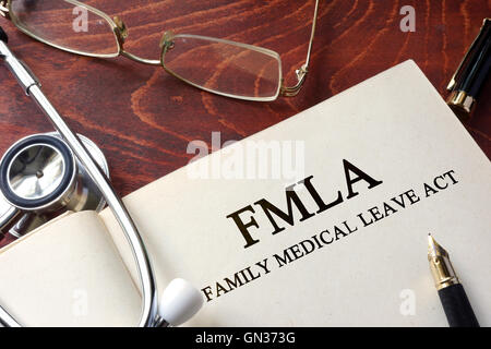 Page avec FMLA Family Medical Leave Act sur une table. Banque D'Images