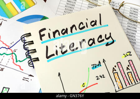 L'alphabétisation financière écrite sur une feuille de bloc-notes. Concept de l'éducation. Banque D'Images