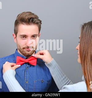 Femme Homme aidant à mettre Bow Tie Banque D'Images