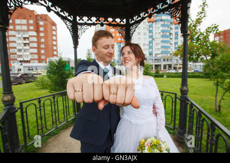 Heureux les jeunes mariés à l'occasion de leur mariage, selective focus Banque D'Images