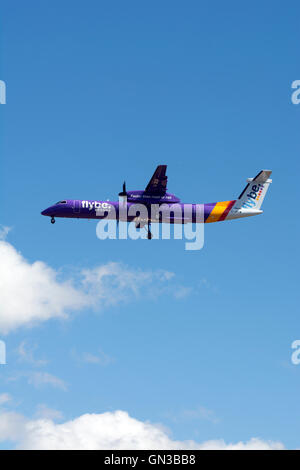 Flybe Bombardier Dash 8 près de l'aéroport de Birmingham, UK (G-JECM) Banque D'Images