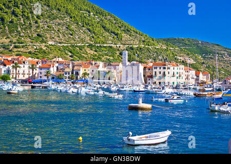 Ville de Komiza, destination touristique Île de Vis, Croatie Banque D'Images