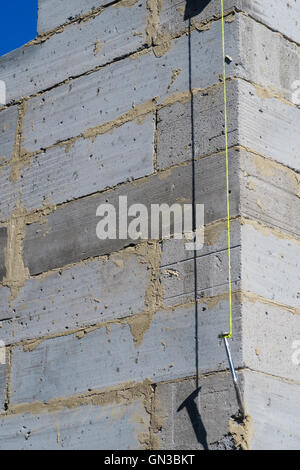 Builder's à plomb accroché contre coin extérieur mur de chambre Création en cours. Dans Louth, Linc Banque D'Images