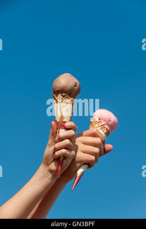 Les jeunes garçons sirotant une boisson ice-cream cone. Banque D'Images