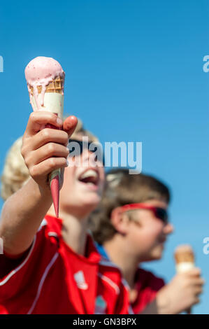 Les jeunes garçons sirotant une boisson ice-cream cone. Banque D'Images