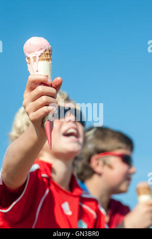 Les jeunes garçons sirotant une boisson ice-cream cone. Banque D'Images