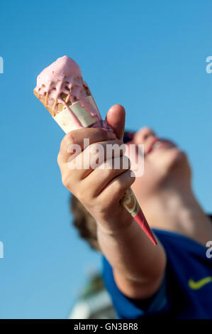 Les jeunes garçons sirotant une boisson ice-cream cone. Banque D'Images