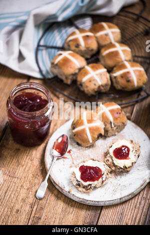 Le petit déjeuner traditionnel de pâques,hot cross bun Banque D'Images