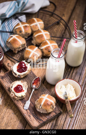 Thé chaud crémeux, cross bun avec de la confiture et de la crème caillée Banque D'Images