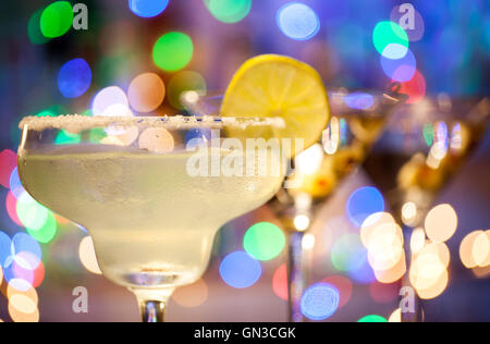 Verres de Margarita et des cocktails à base de martini Banque D'Images