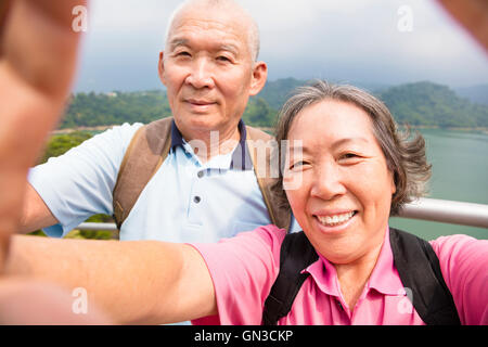 Happy senior couple taking photo avec selfies smart phone Banque D'Images