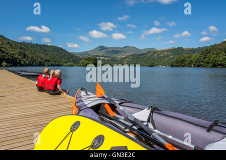 Le Lac Chambon, le massif du Sancy à l'arrière, Parc Naturel des Volcans d'Auvergne, Puy de Dome, Auvergne, France. L'Europe Banque D'Images