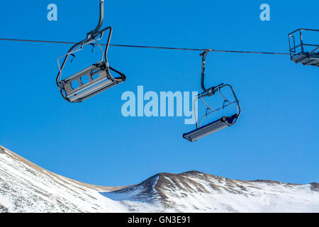 Télésiège et de manque de neige dans une station de ski en France Banque D'Images