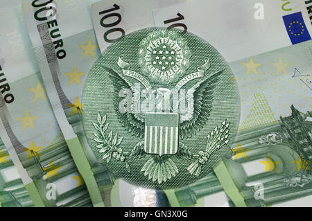 Élément de l'image des États-Unis d'un dollar, l'aigle au-dessus d'une centaine d'euros billets en euros. Photo conceptuelle pour votre succès Banque D'Images