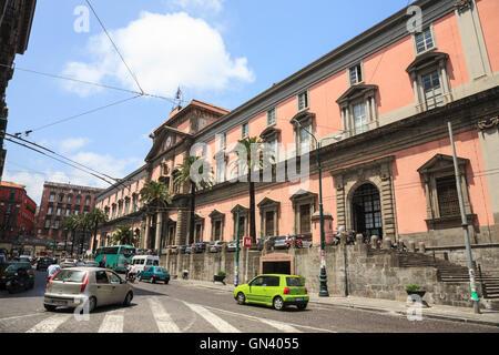 En dehors du Musée National Archéologique de Naples, Italie Banque D'Images