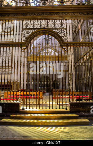 CUENCA, ESPAGNE - 24 août 2016 : Intérieur de la cathédrale de Cuenca, Grille du choeur, Renaissance grill qui ferme le choi Banque D'Images